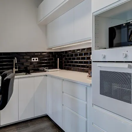 Garbary 104 - Modern Near Old Town - King Bed - Free Parking