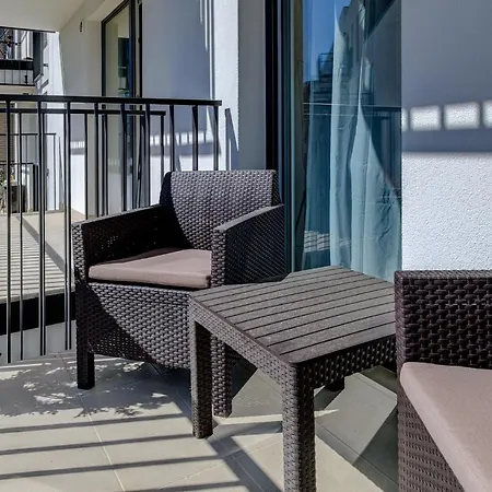 Garbary 104 - Modern Near Old Town - King Bed - Free Parking Apartament
