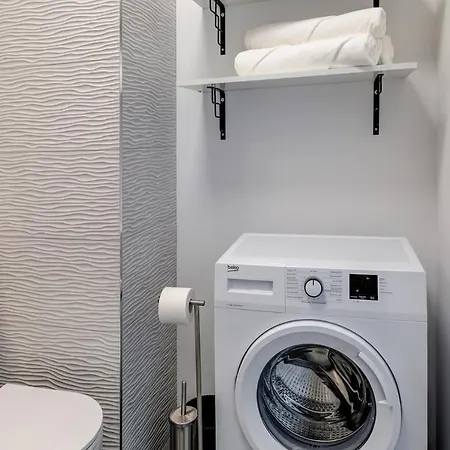Garbary 104 - Modern Near Old Town - King Bed - Free Parking Apartment