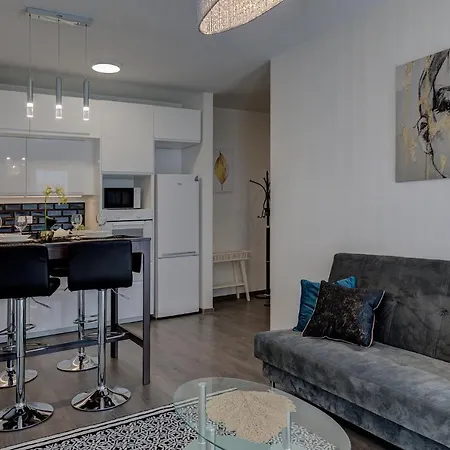 Garbary 104 - Modern Near Old Town - King Bed - Free Parking Apartment *