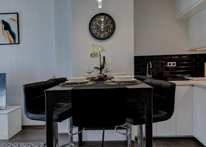 Garbary 104 - Modern Near Old Town - King Bed - Free Parking Апартаменти